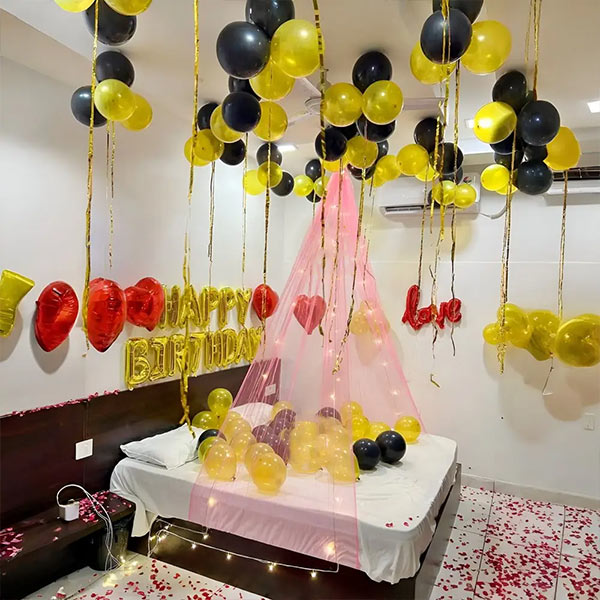 Golden Glow Romantic Canopy Room Décor-1