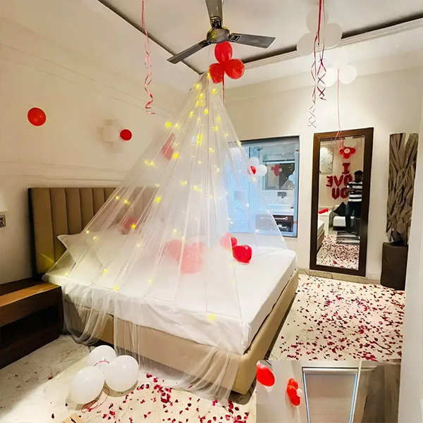Romantic Canopy & Balloon Room Décor-1