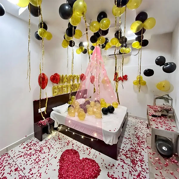 Golden Glow Romantic Canopy Room Décor-0